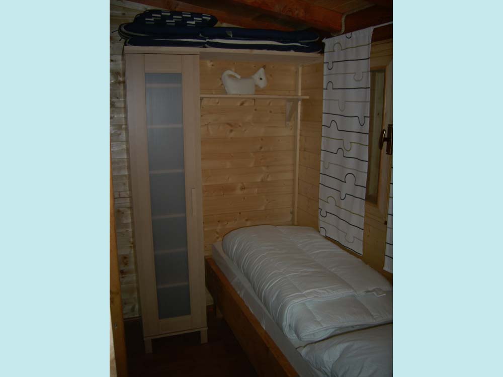 Slaapkamer met stapelbed en gewoon bed