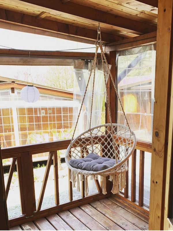 Hangstoel op de veranda